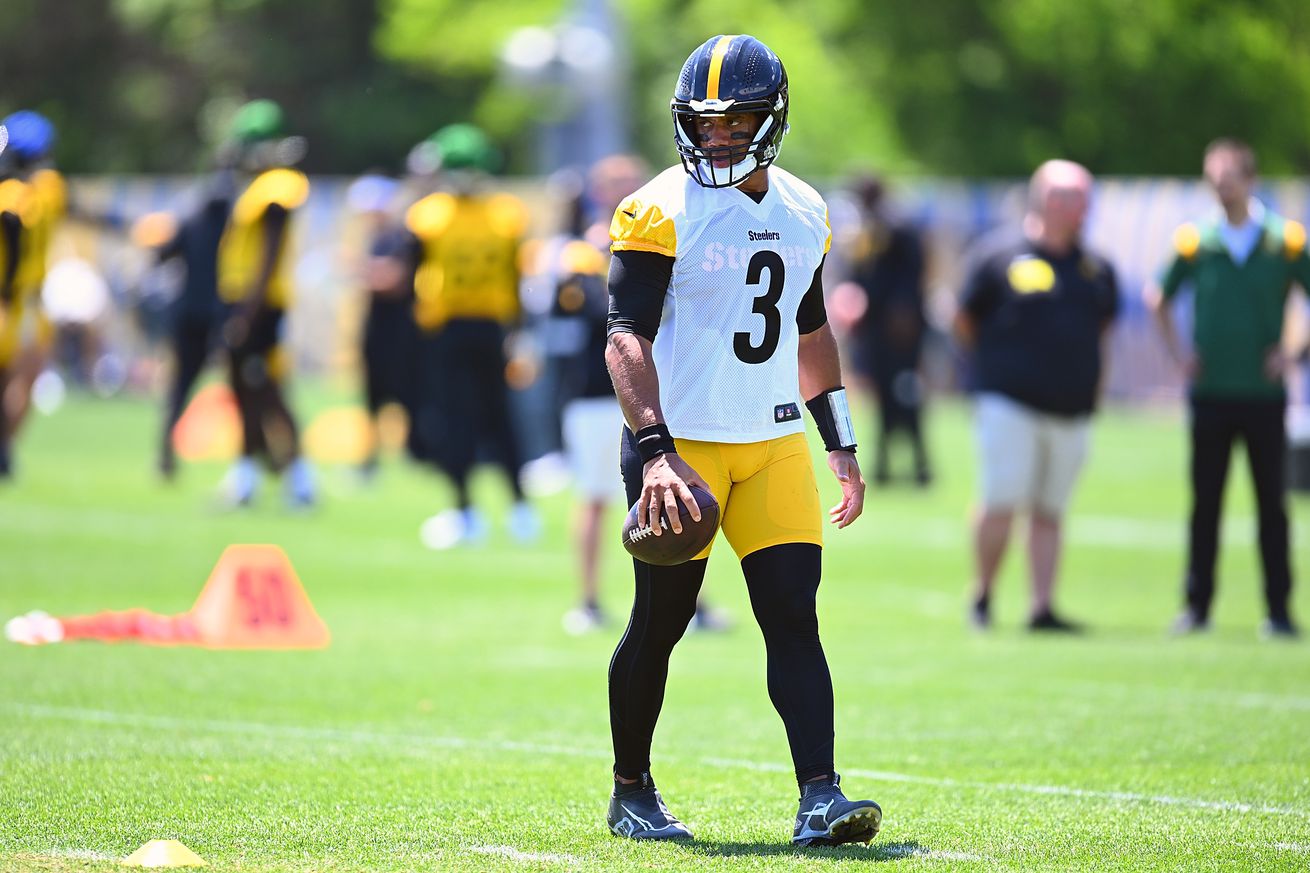 Russell Wilson #3 of the Pittsburgh Steelers works out during the Pittsburgh Steelers OTA offseason workout at UPMC Rooney Sports Complex on June 6 2024 in Pittsburgh, Pennsylvania.