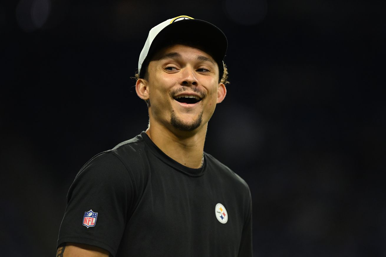 Steelers wide receiver Roman Wilson (10) jokes with teammates during pre-game warmups before their game against the Detroit Lions at Ford Field. Mandatory Credit: Lon Horwedel-Imagn Images