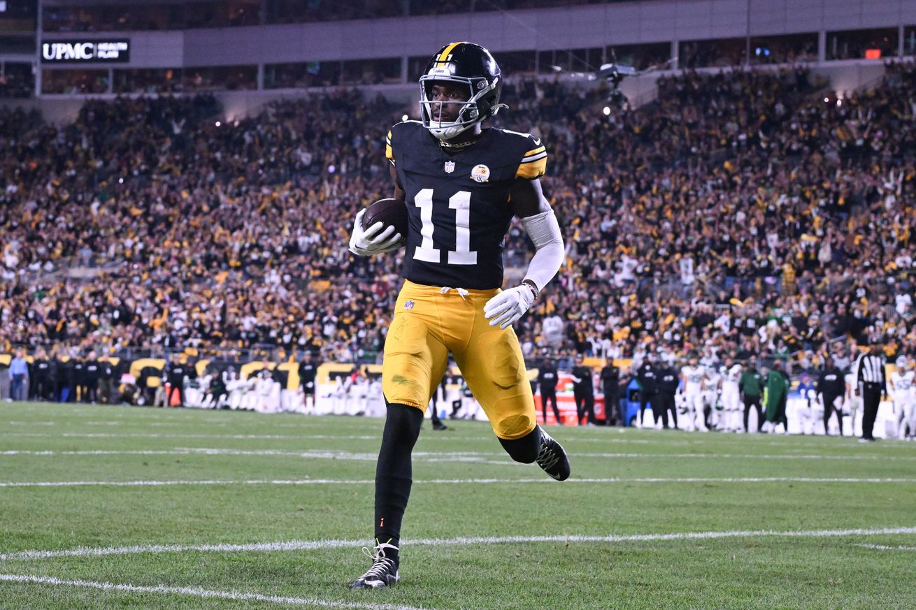 Pittsburgh Steelers wide receiver Van Jefferson (11) scores a touchdown against the New York Jets during the third quarter at Acrisure Stadium.&nbsp;