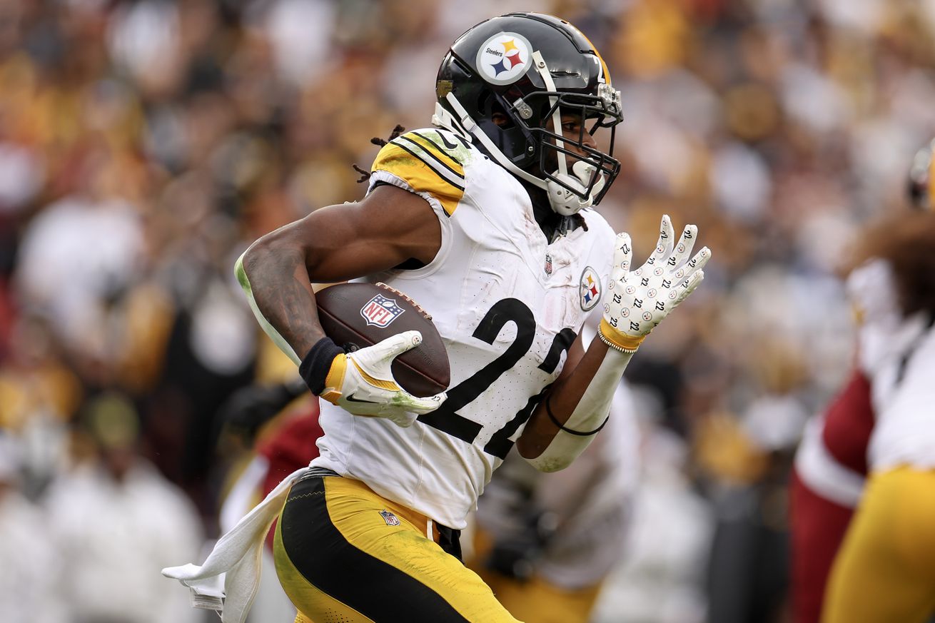 Najee Harris #22 of the Pittsburgh Steelers runs the ball in the first quarter of a game against the Washington Commanders at Northwest Stadium on November 10, 2024 in Landover, Maryland.