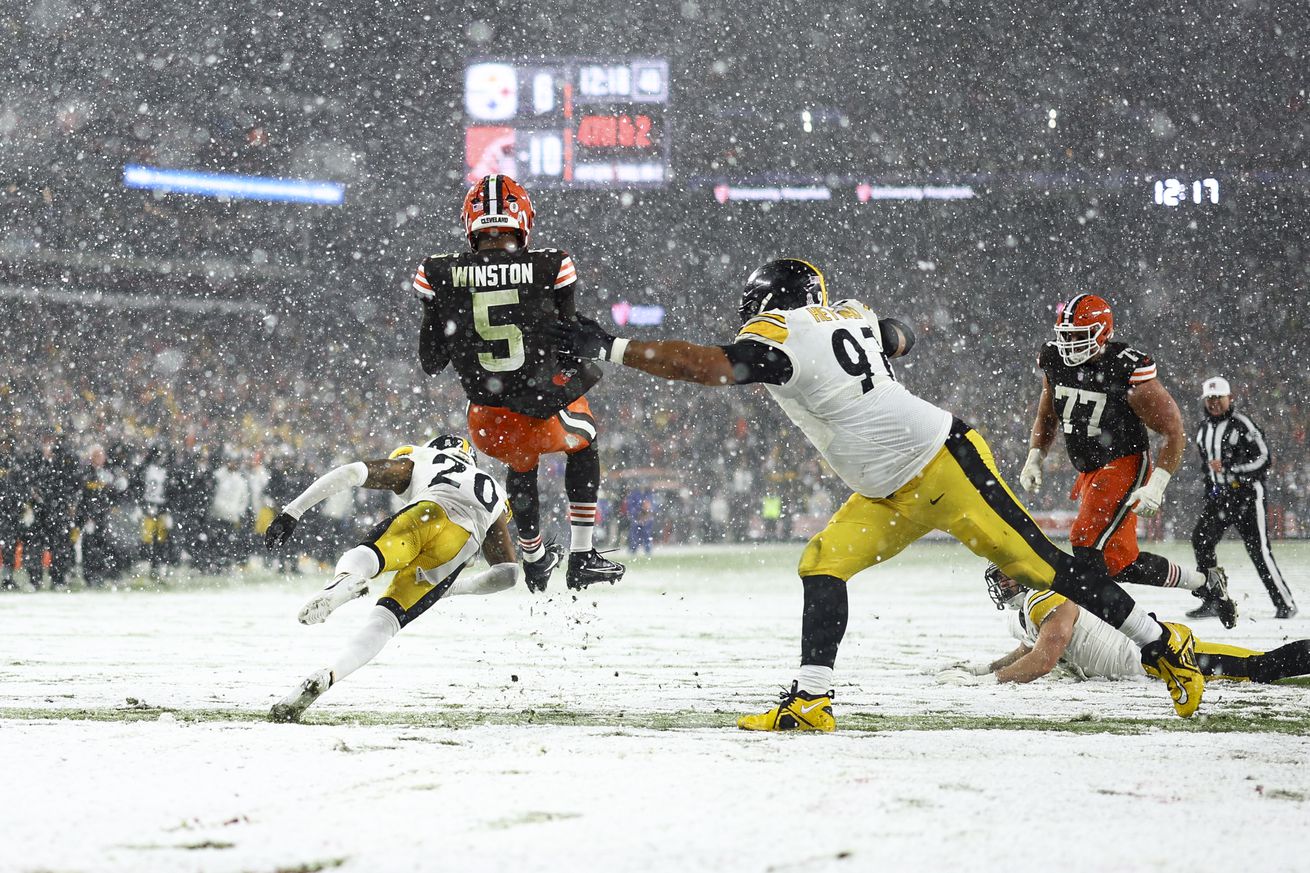 Pittsburgh Steelers v Cleveland Browns