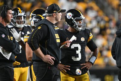 Pittsburgh Steelers offensive coordinator Arthur Smith talks with quarterback Russell Wilson (3) against the New York Jets during the fourth quarter at Acrisure Stadium.&nbsp;