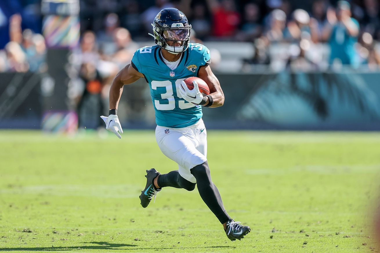 Jamal Agnew #39 of the Jacksonville Jaguars returns a kick against the Indianapolis Colts at EverBank Stadium on October 15, 2023 in Jacksonville, Florida.