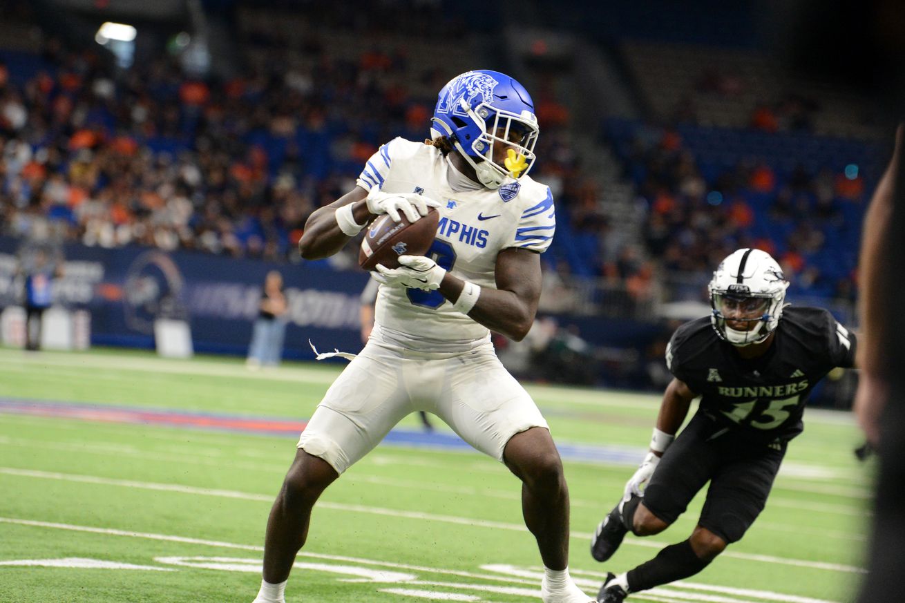 Memphis Tigers WR Roc Taylor makes a catch during game between the Memphis Tigers and the UTSA Roadrunners on November 2, 2024 at the Alamodome in San Antonio, TX.