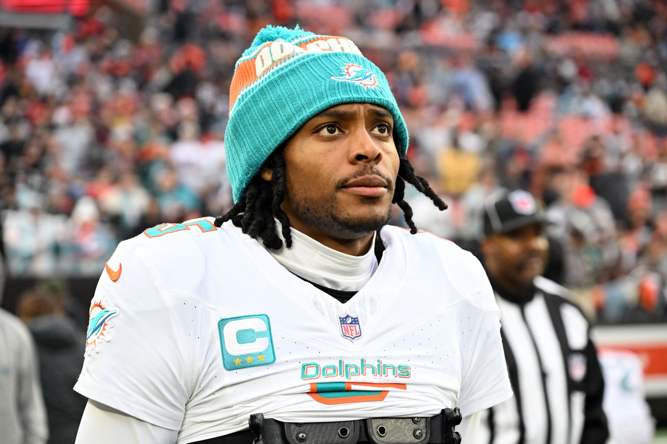 Former Miami Dolphins cornerback Jalen Ramsey gets set for an intra-AFC matchup against the Cleveland Browns from Huntington Bank Field in December 2024.