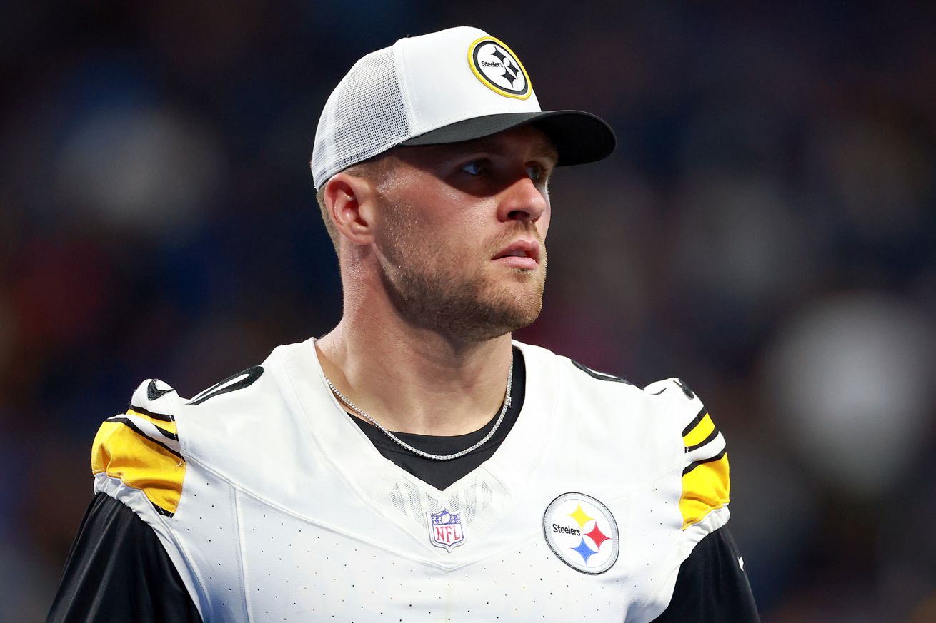 Pittsburgh Steelers LB T.J. Watt (90) walks off of the field during a preseason game between the Detroit Lions and the Pittsburgh Steelers in Detroit, Michigan USA, on Saturday, August 24, 2024